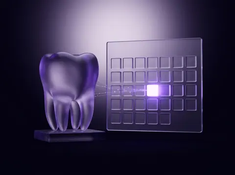 Diente de cristal junto a un calendario con una cita iluminada